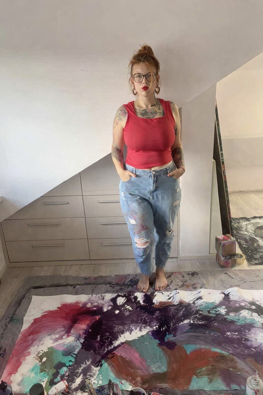 Anet - abstraktní umělkyně v ateliéru