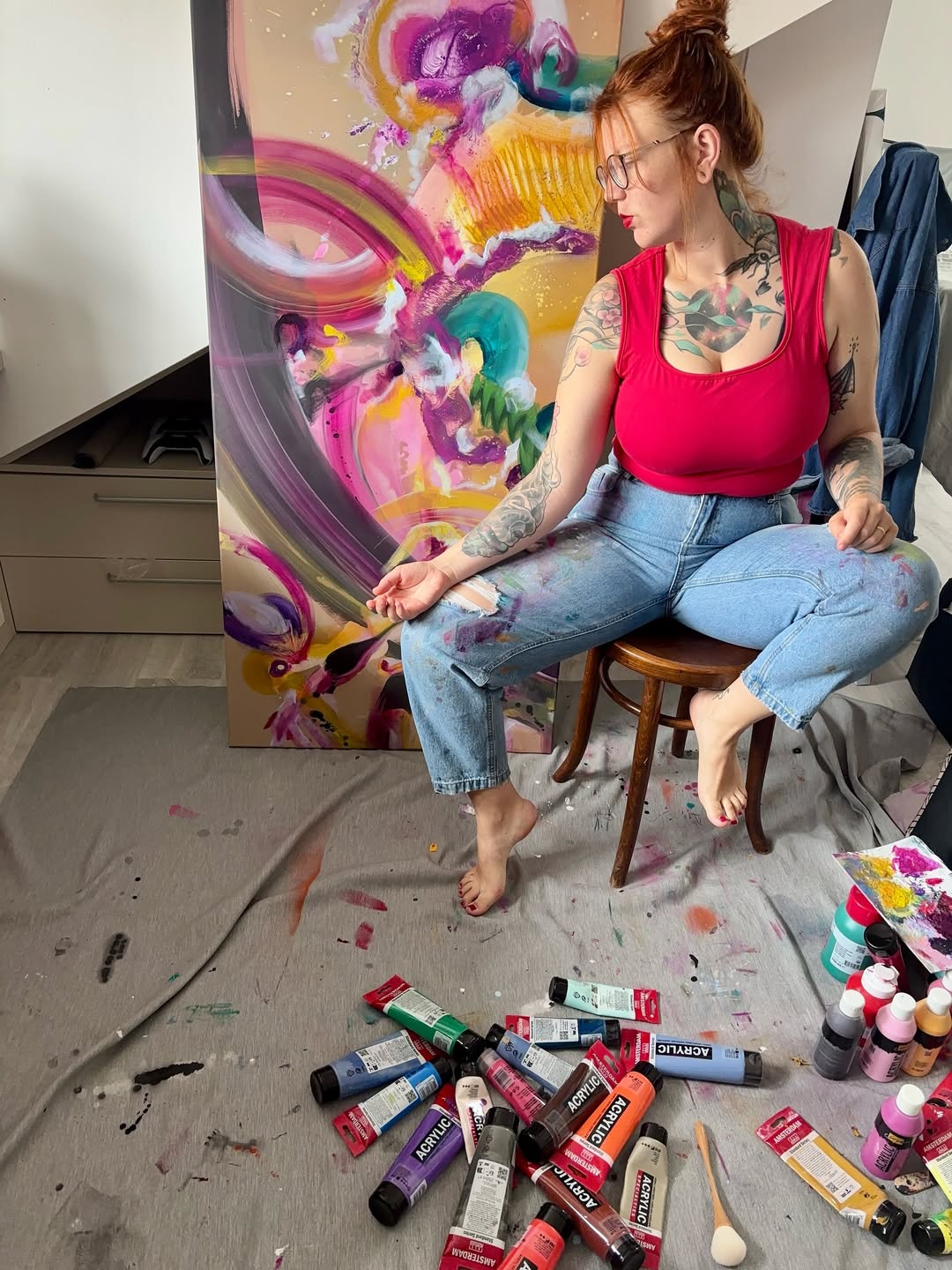 Anet - abstraktní umělkyně v ateliéru